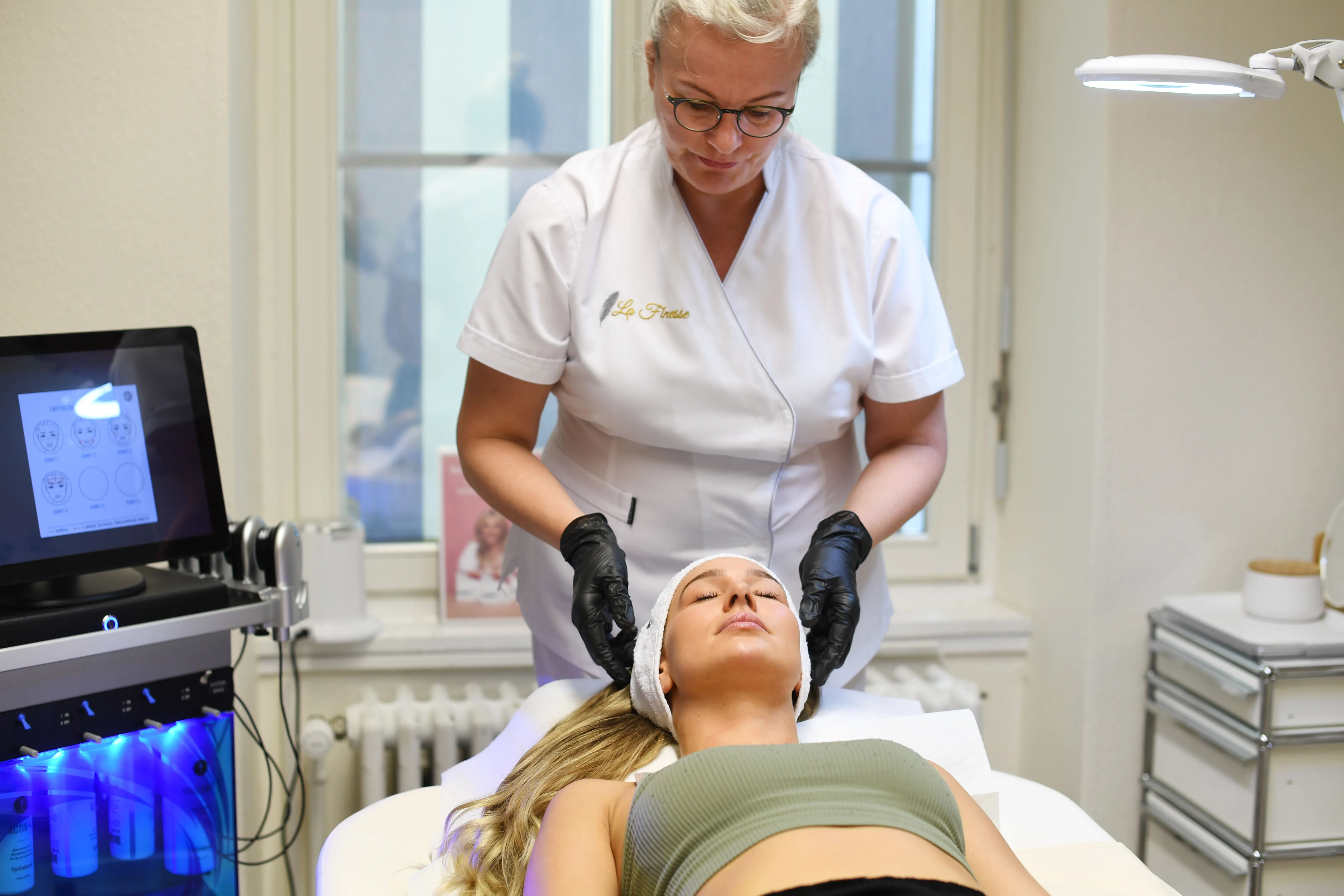 Gesichtsbehandlung mit HydraFacial bei La Finesse