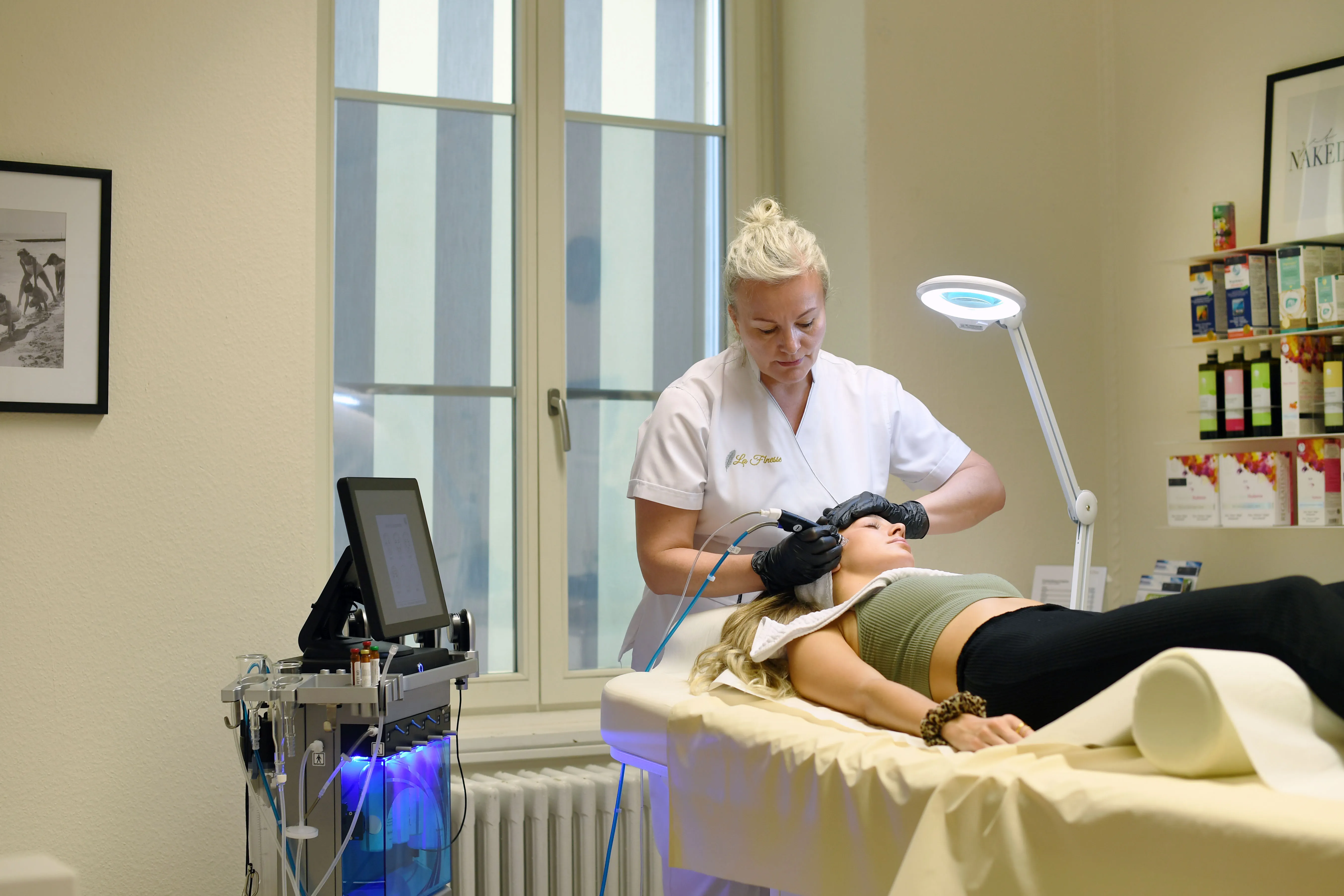 Appareil HydraFacial dans la cabine de La Finesse