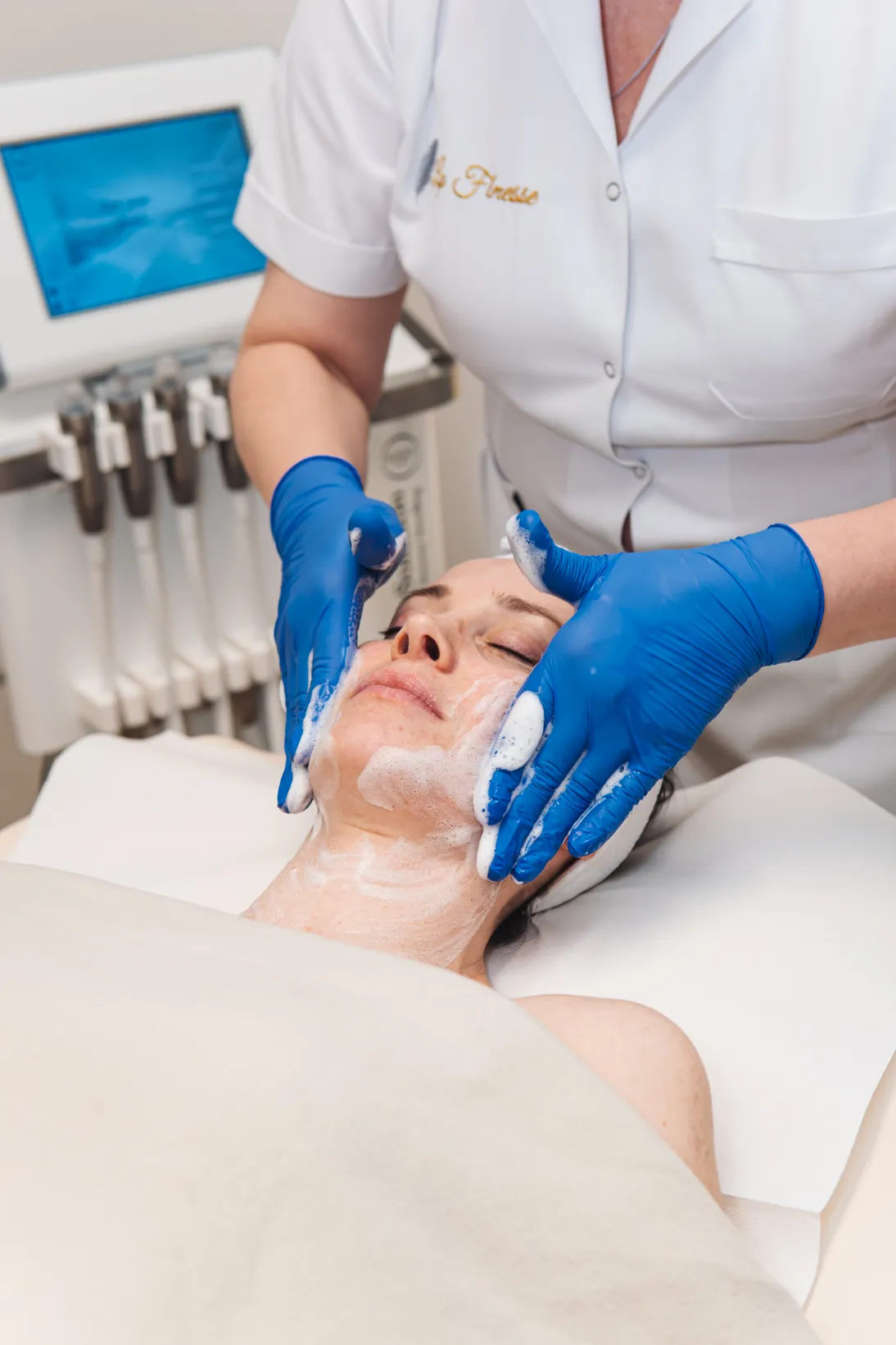 Nettoyage approfondi de la peau avant le microneedling