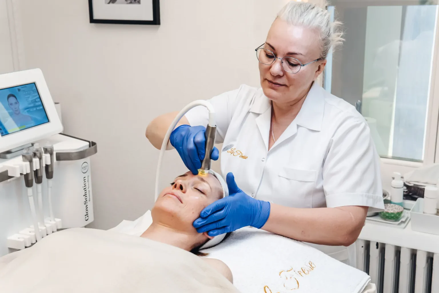 Kosmetikerin bei La Finesse in Bern bereitet die Microneedling Behandlung vor