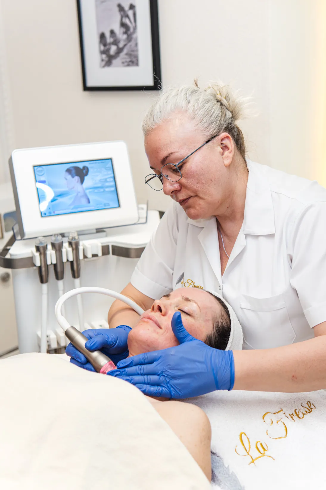 Microneedling chez La Finesse à Berne avec l’appareil GlowSolution