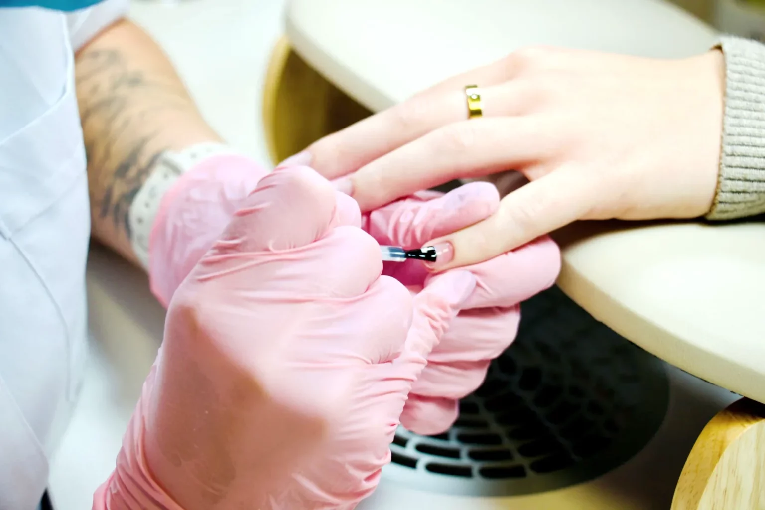 Basislack wird aufgetragen, Nagelstudio La Finesse Bern