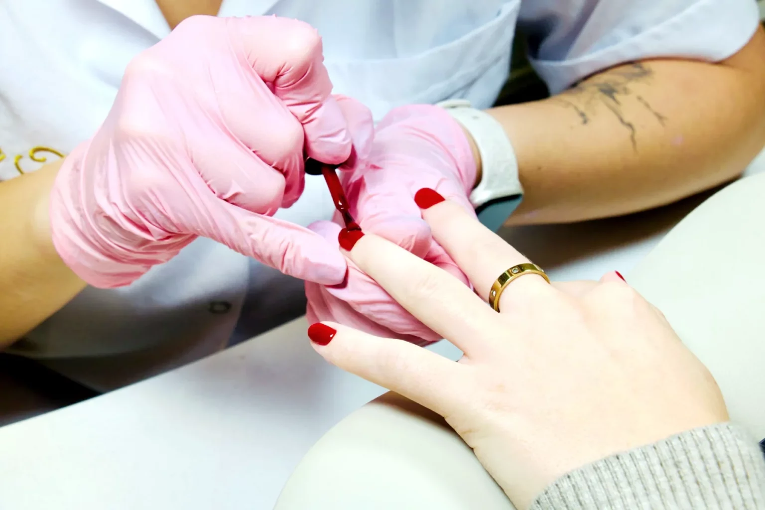 Gel-Lack wird präzise aufgetragen, Nagelstudio La Finesse Bern