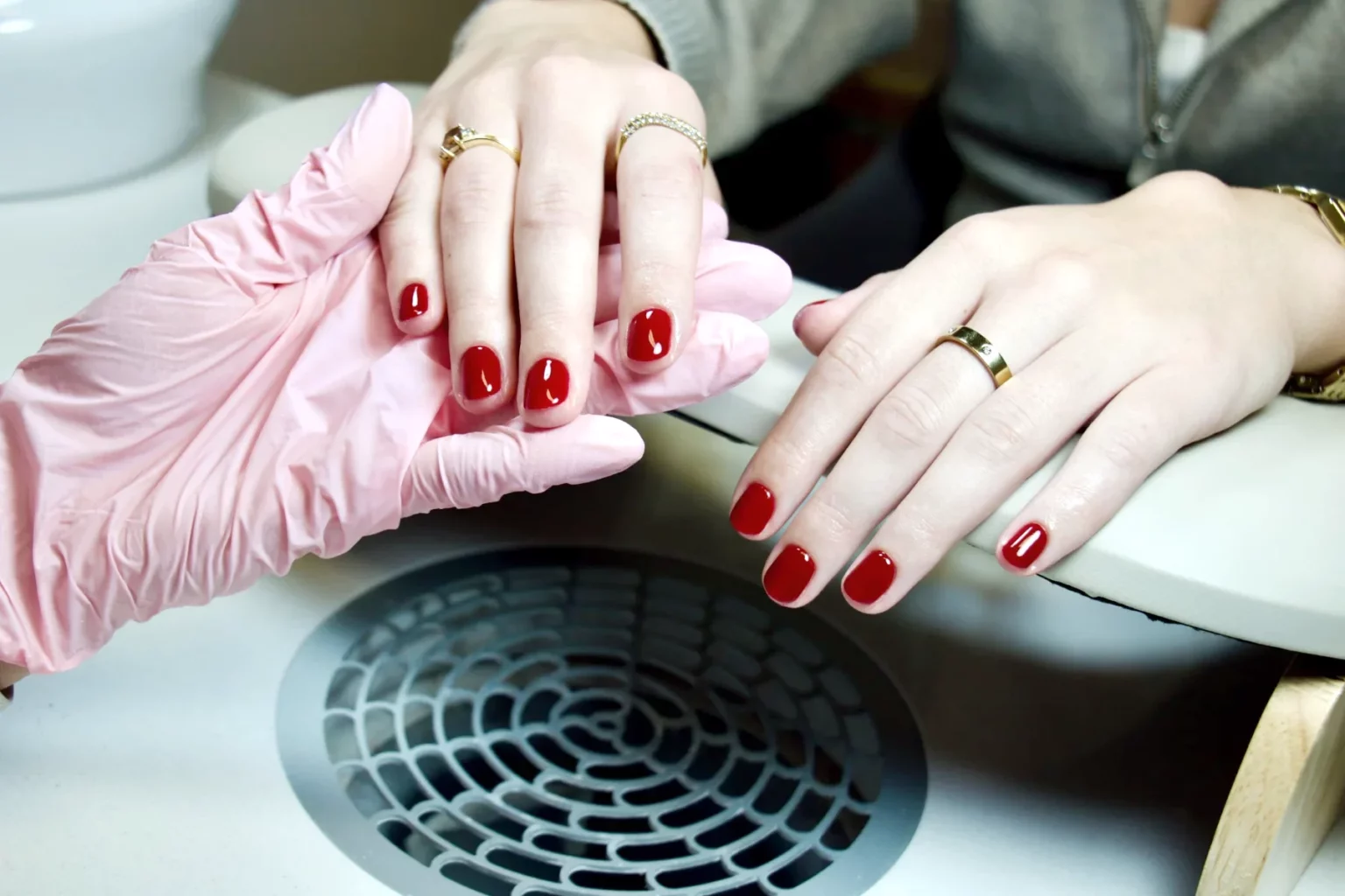 Gepflegte Hände mit rotem Gel-Lack, Nagelstudio La Finesse Bern