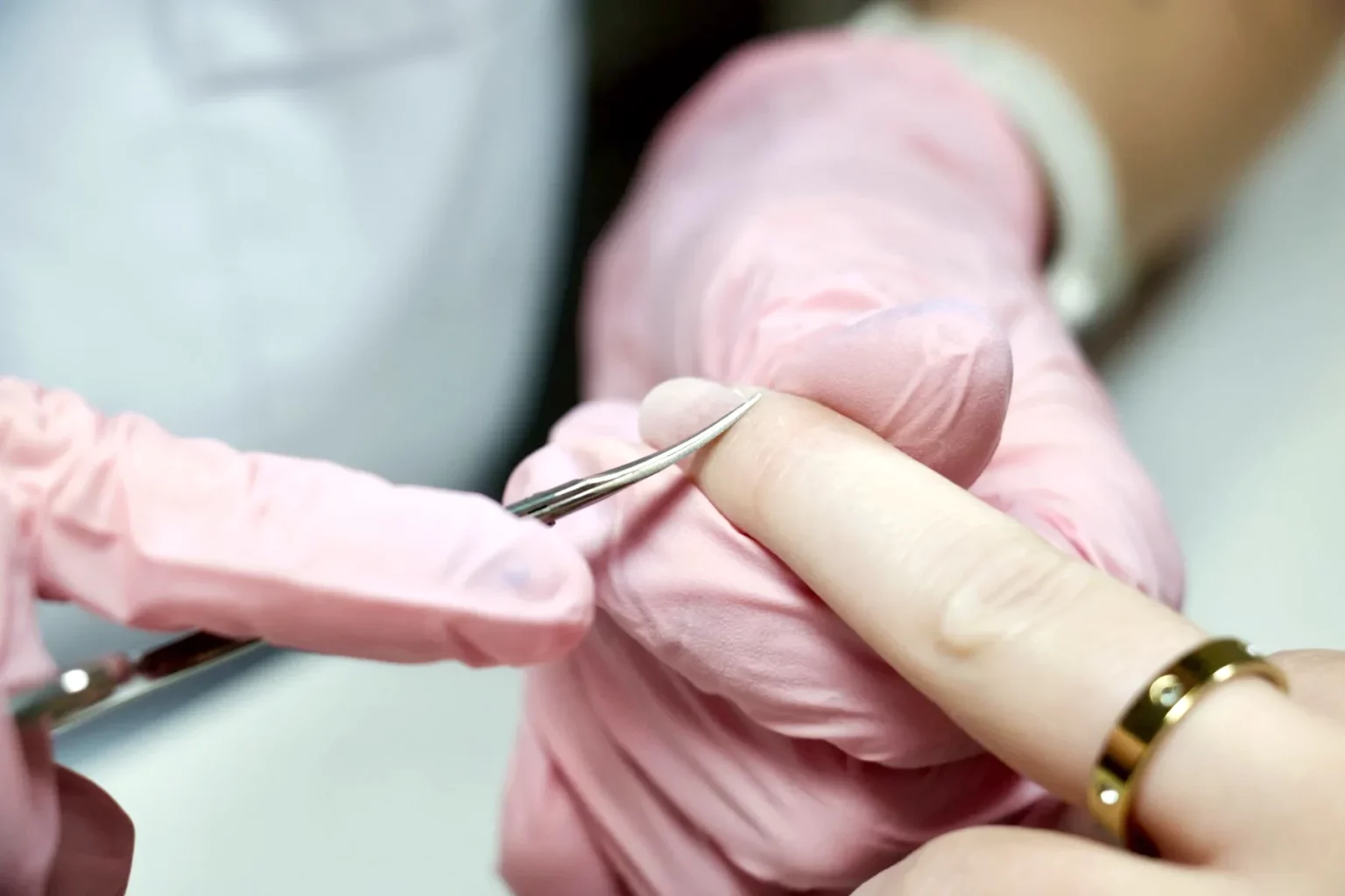 Präzise Nagelhautpflege mit steriler Schere bei La Finesse in Bern