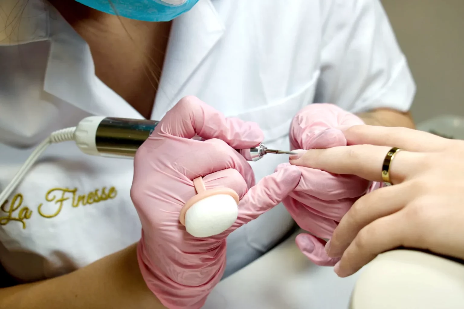 Maniküre mit feinem Fräsaufsatz im Nagelstudio von La Finesse in Bern